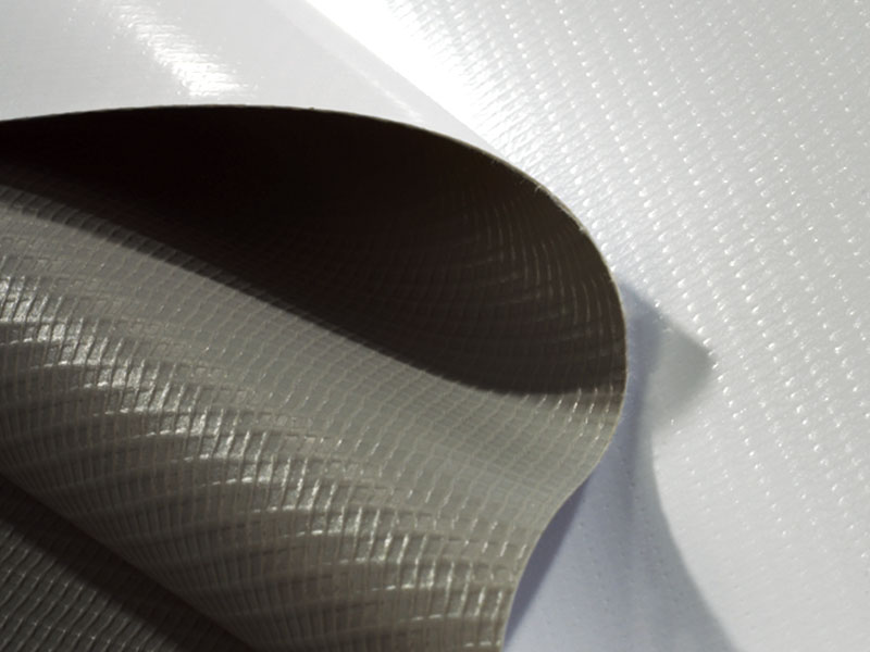 لافتة مرنة بيضاء اللون ذات سطح رمادي من مادة البولي فينيل كلوريد بوزن 440 جرامًا للمتر المربع